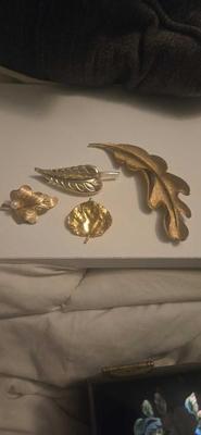 Brooches lot