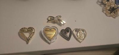 Brooches lot