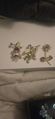 Brooches lot