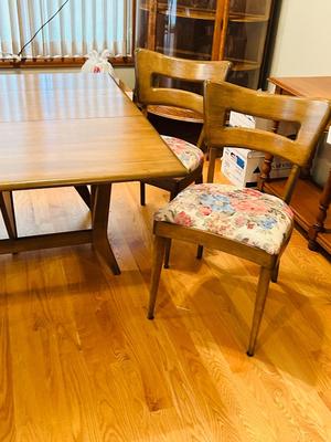 BEAUTIFUL LIKE NEW VINTAGE HEYWOOD WAKEFIELD DROP LEAF DINING TABLE AND CHAIRS