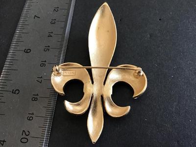 Crown Trafari Fleur De Lis Vintage Brooch Excellent