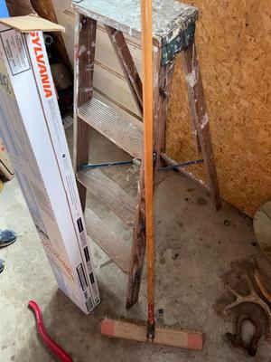 Sale Photo Thumbnail #1661: G148 Bulbs/ladder