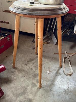 Sale Photo Thumbnail #1679: G141 Table + extras