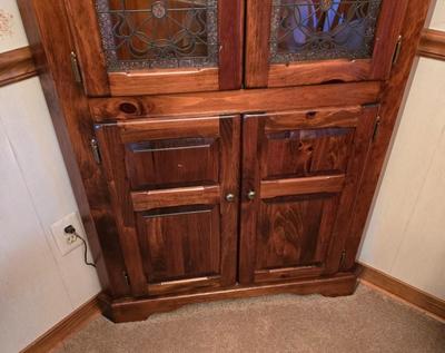 LOT 1D: Beautiful Wooden Corner China Cabinet