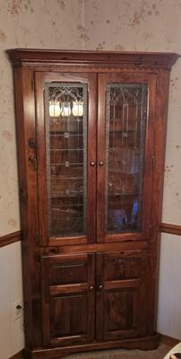 LOT 1D: Beautiful Wooden Corner China Cabinet