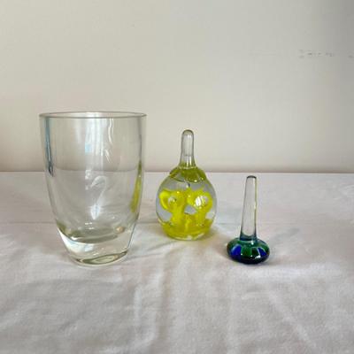 803 St Clair Floral Paperweight , Stopper and Swan Etched Vase