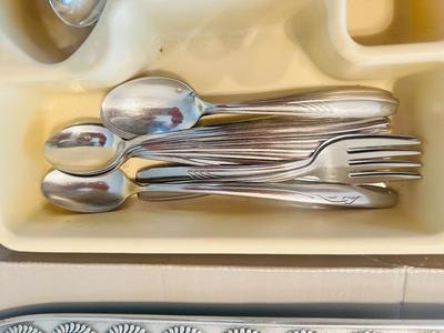 ONIEDA FLATWARE AND WILTON PEWTER PLATTER