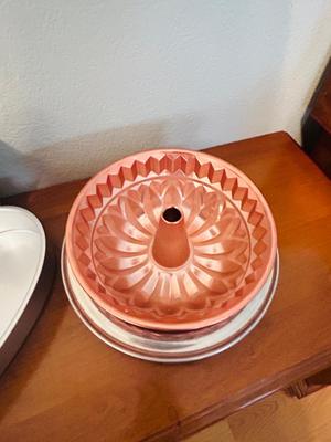 SPECIALTY BAKING PANS, FLOWER SIFTER, LIQUID MEASURING CUP