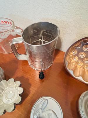 SPECIALTY BAKING PANS, FLOWER SIFTER, LIQUID MEASURING CUP