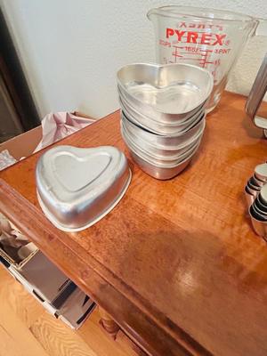 SPECIALTY BAKING PANS, FLOWER SIFTER, LIQUID MEASURING CUP