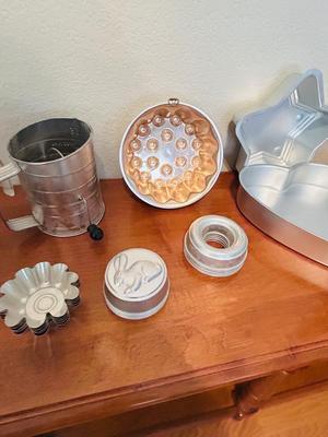 SPECIALTY BAKING PANS, FLOWER SIFTER, LIQUID MEASURING CUP