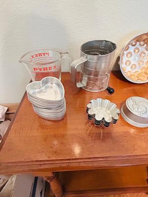 SPECIALTY BAKING PANS, FLOWER SIFTER, LIQUID MEASURING CUP