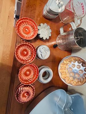 SPECIALTY BAKING PANS, FLOWER SIFTER, LIQUID MEASURING CUP