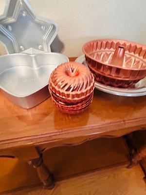 SPECIALTY BAKING PANS, FLOWER SIFTER, LIQUID MEASURING CUP