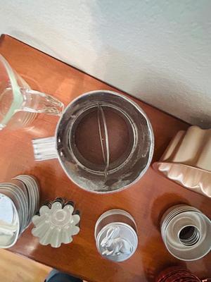 SPECIALTY BAKING PANS, FLOWER SIFTER, LIQUID MEASURING CUP