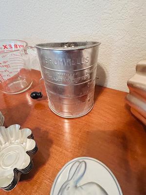 SPECIALTY BAKING PANS, FLOWER SIFTER, LIQUID MEASURING CUP