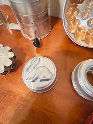 SPECIALTY BAKING PANS, FLOWER SIFTER, LIQUID MEASURING CUP