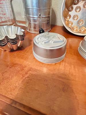 SPECIALTY BAKING PANS, FLOWER SIFTER, LIQUID MEASURING CUP