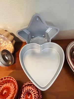 SPECIALTY BAKING PANS, FLOWER SIFTER, LIQUID MEASURING CUP