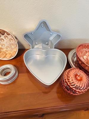 SPECIALTY BAKING PANS, FLOWER SIFTER, LIQUID MEASURING CUP