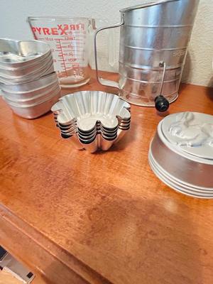 SPECIALTY BAKING PANS, FLOWER SIFTER, LIQUID MEASURING CUP
