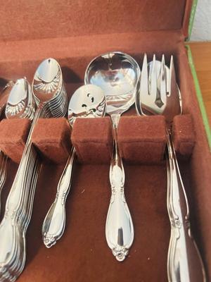 ONIEDA FLATWARE IN BOX AND CLOTH NAPKINS