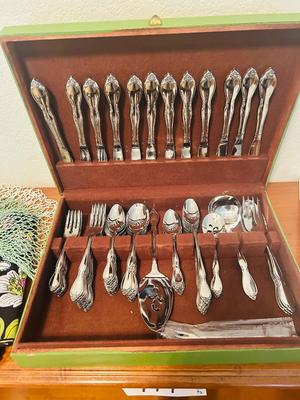 ONIEDA FLATWARE IN BOX AND CLOTH NAPKINS