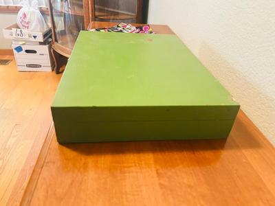 ONIEDA FLATWARE IN BOX AND CLOTH NAPKINS