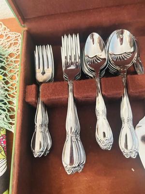ONIEDA FLATWARE IN BOX AND CLOTH NAPKINS