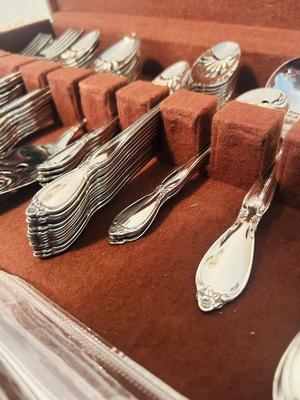 ONIEDA FLATWARE IN BOX AND CLOTH NAPKINS