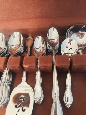 ONIEDA FLATWARE IN BOX AND CLOTH NAPKINS