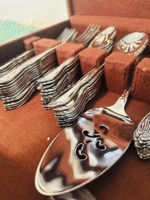 ONIEDA FLATWARE IN BOX AND CLOTH NAPKINS