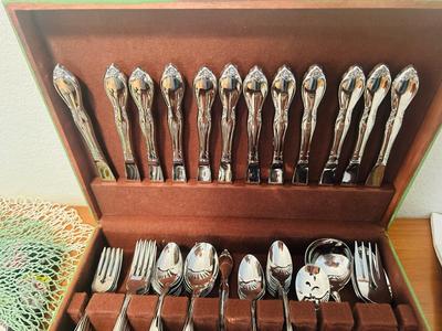 ONIEDA FLATWARE IN BOX AND CLOTH NAPKINS