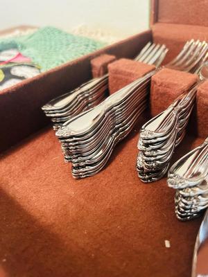 ONIEDA FLATWARE IN BOX AND CLOTH NAPKINS