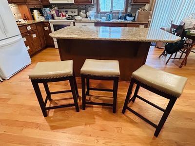 3 STYLISH BARSTOOLS