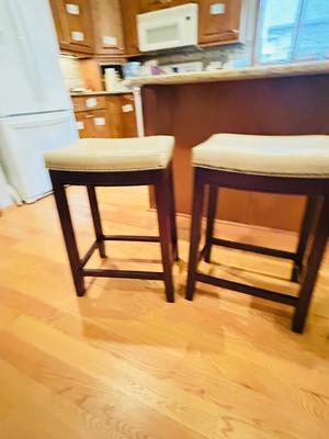 3 STYLISH BARSTOOLS