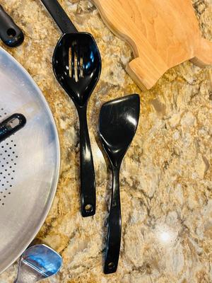 NICE 16” ALUMINUM PIZZA PAN AND HANDY UTENSILS