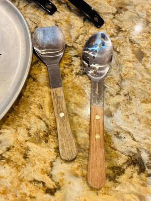 NICE 16” ALUMINUM PIZZA PAN AND HANDY UTENSILS