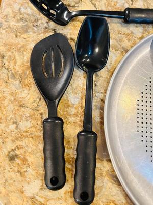 NICE 16” ALUMINUM PIZZA PAN AND HANDY UTENSILS