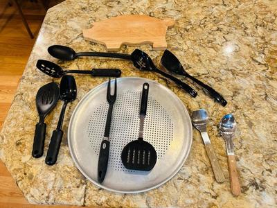 NICE 16” ALUMINUM PIZZA PAN AND HANDY UTENSILS