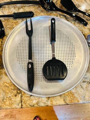 NICE 16” ALUMINUM PIZZA PAN AND HANDY UTENSILS