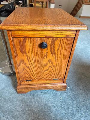 WINNERS ONLY INC SIDE TABLE AND NICE FLOOR LAMP
