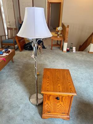 WINNERS ONLY INC SIDE TABLE AND NICE FLOOR LAMP