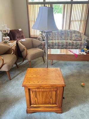 WINNERS ONLY INC SIDE TABLE AND NICE FLOOR LAMP