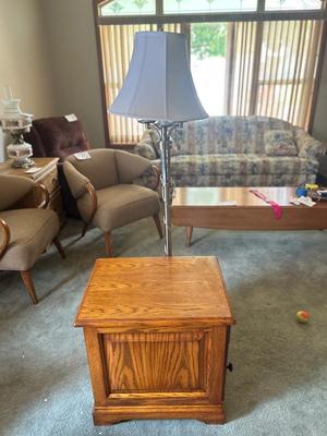 WINNERS ONLY INC SIDE TABLE AND NICE FLOOR LAMP