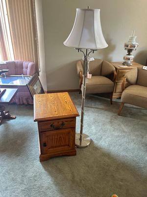WINNERS ONLY INC SIDE TABLE AND NICE FLOOR LAMP