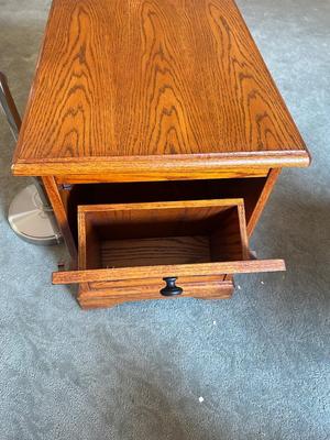 WINNERS ONLY INC SIDE TABLE AND NICE FLOOR LAMP
