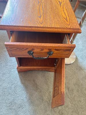 WINNERS ONLY INC SIDE TABLE AND NICE FLOOR LAMP