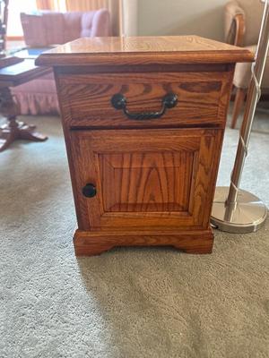 WINNERS ONLY INC SIDE TABLE AND NICE FLOOR LAMP