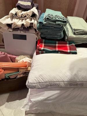 Linens - Towels & Sheet Lot